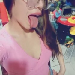 Esta adicta al semen saca la lengüita como putita