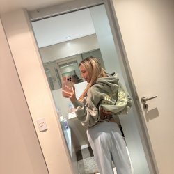 I just love mirror selfies... I am sure that you do too