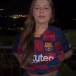 Torcedora do Barça mostrando os peitos