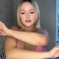 Stunning Emily Leaks 18+