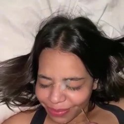 Latina timida no quiere chupar y le tiro leche en la cara