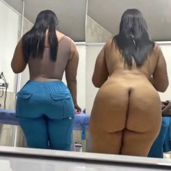 PHAT-Assed nurse undresses in clinic 😯😍