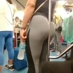 Señora con tremendo culote bien metido en el tubo del metro 🥵