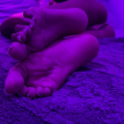 You should see me using these feet in your cock