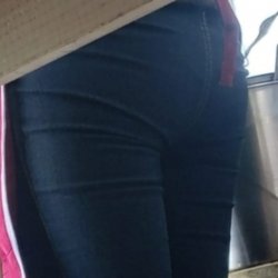 Casera debajo la mesa