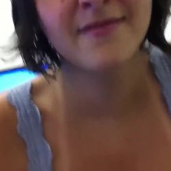 Novinha mamando o colega durante a aula