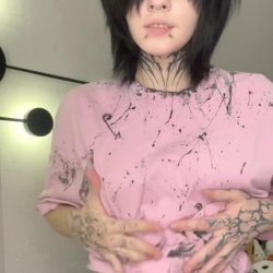 🔞Tattooed tease lifting pink shirt, sexy midriff💋 Full ass on OF🍑