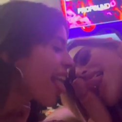 Dos argentinas enfiestadas chupando pija trio ffm