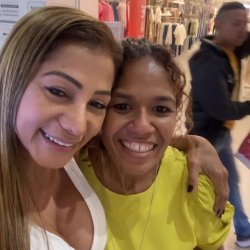 Hot Latina Fitness Youtuber Dey Palencia Reyes at mall