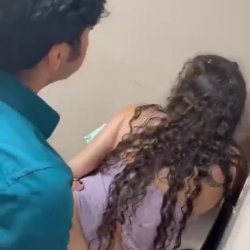 Novinha liberou a buceta no banheiro da festa
