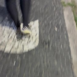 Rabos deliciosos rebolando na rua