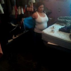 Otro espiando las chichotas de la gordibuena de mi suegra putipobre madura
