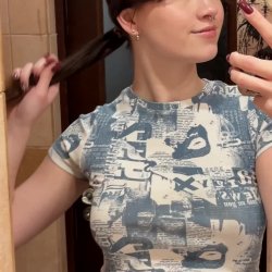Catching a glimpse of casual seduction 💋✨🛁