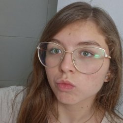 Alguém sabe dizer quem é ela e onde encontra mais coisas dela?