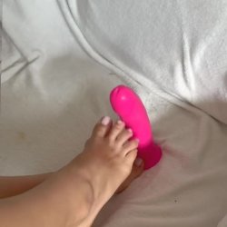 🔞Sexy feet teasing pink toy 👣💋🍑 Full vid on OF