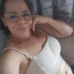 Coroa muito cachorra, aprendeu tirar foto pelada aí viciou em mandar foto da buceta pro negão 😈🍆🐸