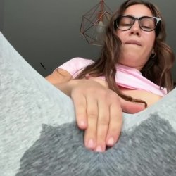 🔞 Glasses tease, perky tits out, juicy ass in sweats 💋 Wet OF exclusive 🍑