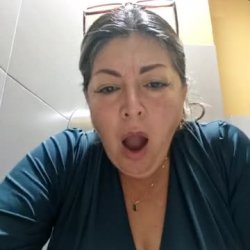 Madura hermosa y tetona se masturba en el baño de su trabajo