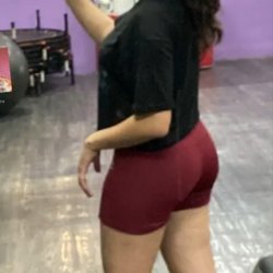 Jessica, una perra linda para morbosear entre todos y ponerle la verga encima y tirarle la leche