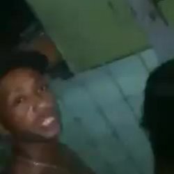 Cidadão em frente a câmara municipal reivindicando seus direitos