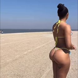 Big Booty at the beach 0.0
