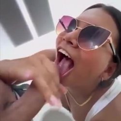 Fudendo a rabuda escondido dentro do banheiro