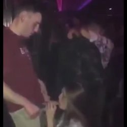 Vadia mamando na festa em público