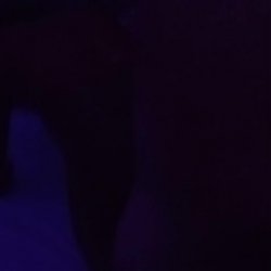 Minha esposa puta rebolando no pau do comedor.