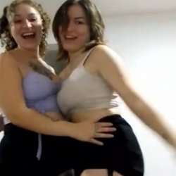 Duas novinhas gostosa se exibindo
