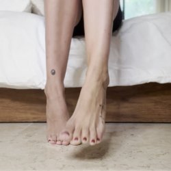 Gently bite my toes while you masturbate me