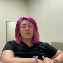 Enfermera, d pelo morado, les muestra a sus pacientes sus riquísimas ubres para q se alivien pronto