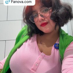 Compañera de trabajo con una tetotas y cachonda Hot BigTits