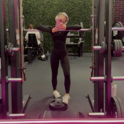Me right before lifting these weights 🍑