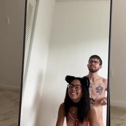 novinha pretinha magra puta safada dando o cu de frente pro espelho