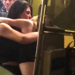 Chicas se besan salvajemente en el bus
