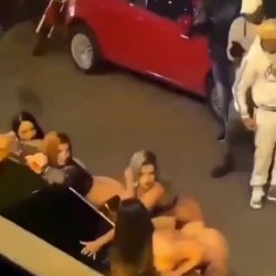 Gostosas ficando peladas em baile funk de rua