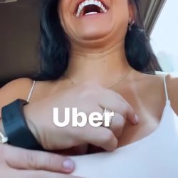 Pagando uber mostrando os peitos