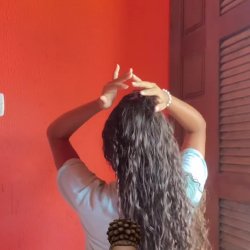 Gostosa do cabelo cacheado dançando de short curto @izzamoreira_