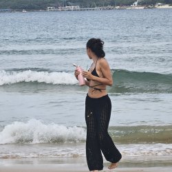 Barefoot days and ocean waves