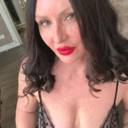 🔞 Sexy MILF big perky tits hot cleavage horny slut tease 🫦💦😈 OF now