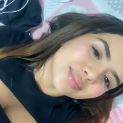Novinha latina peituda se acabando na siririca. Alguem tem mais?