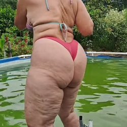 A coroa gostosa que tá deixando o Brasil e o mundo com tesão nesse rabo gostoso(brazillian gilf)