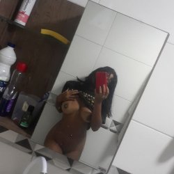 Pretinha peituda vazada