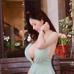 tiếp tục lên cho ae con hàng Hồng Ngọc. Vú to mặt dâm rất hợp để ngậm cặc đàn ông