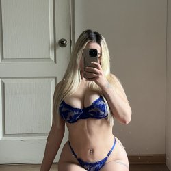 Curvy slut showing off her natural tits