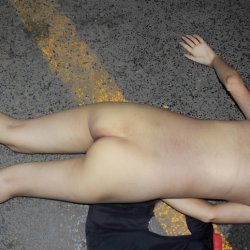 Chinita se pasa de cervezas y se queda dormida en avenida