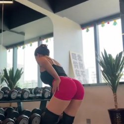 chinese muscle mommy