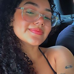 Vazou novinha morena gostosa vazou dando a bucetinha