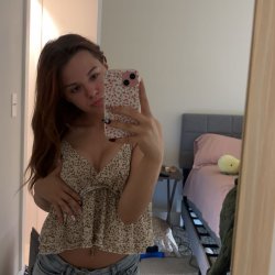 Barely legal teen girl that wants to get fucked