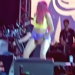 Convida a subir no palco faz a alegria da galera no 10° festival da banana ao exibir seu bucetão